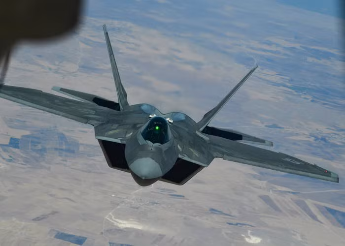 Và cuối cùng là F-22 Raptor - loại máy bay thế hệ năm ra đời mở đầu cho trào lưu nghiên cứu và thiết kế tiêm kích tàng hình trên khắp thế giới. Nguồn ảnh: BI.