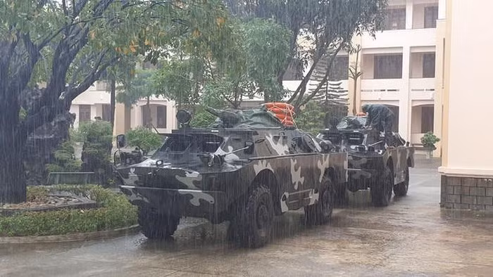 Ngoài ra, xe cũng có khả năng lội nước rất tốt. Khi lội nước, BRDM-2 có khả năng di chuyển với tốc độ tối đa 10 km/h. Trong khi đó khi di chuyển trên cạn, tối đa xe có khả năng di chuyển với tốc độ 100 km/h - nghĩa là nhanh như xe con. Nguồn ảnh: FTB.