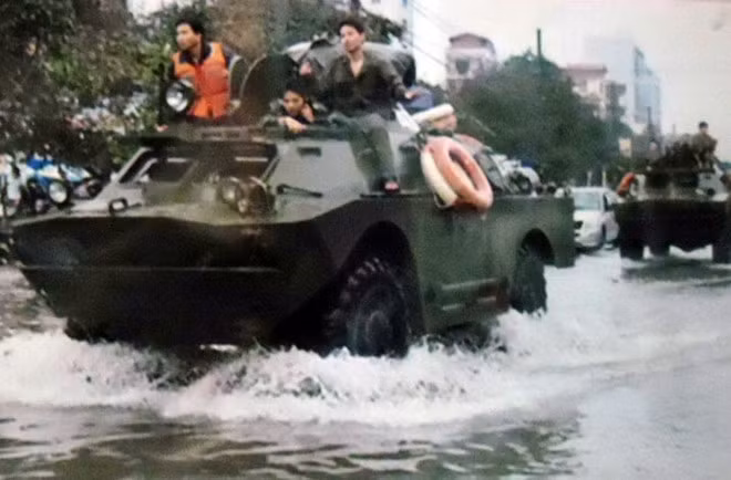Trong quá khứ, mỗi khi xảy ra tình trạng mưa bão và ngập lụt, BRDM-2 đều là loại thiết giáp lội nước được lựa chọn để tiếp cận vào vùng lụt, vùng rỗn lũ, sẵn sàng làm nhiệm vụ ứng phó, cứu hộ cứu nạn. Nguồn ảnh: Zingnews.