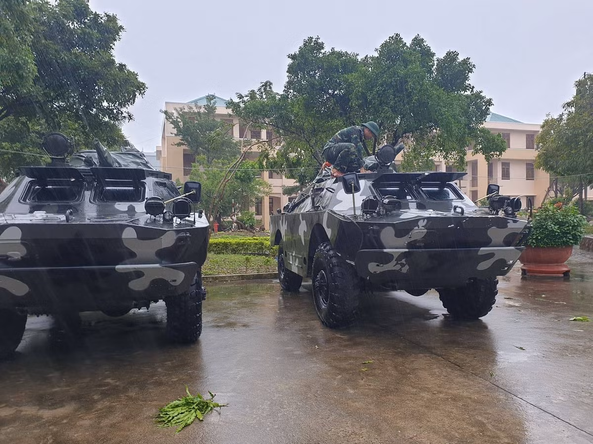 Mới đây, loại thiết giáp BRDM-2 đã được Quân khu 5 huy động để sẵn sàng tham gia cứu hộ, cứu nạn và hộ đê, sẵn sàng ứng phó với bão số 6. Nguồn ảnh: FTB.