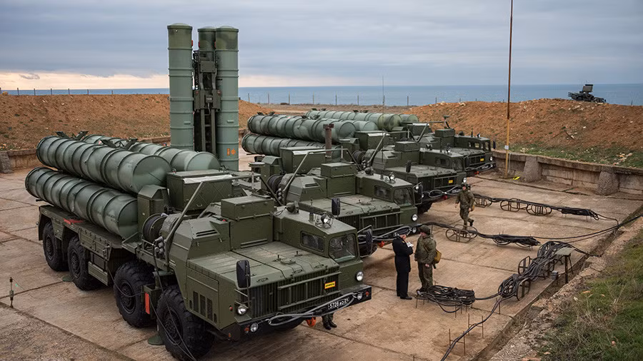 Phía Trung Quốc cũng chỉ ra rằng, nếu như F-16 - một loại máy bay thế hệ bốn không hề có khả năng tàng hình có thể vượt mặt S-400 thì chắc chắn, tổ hợp tên lửa của Nga này sẽ không thể bắt bám được các máy bay tàng hình thế hệ năm. Nguồn ảnh: Rumil.