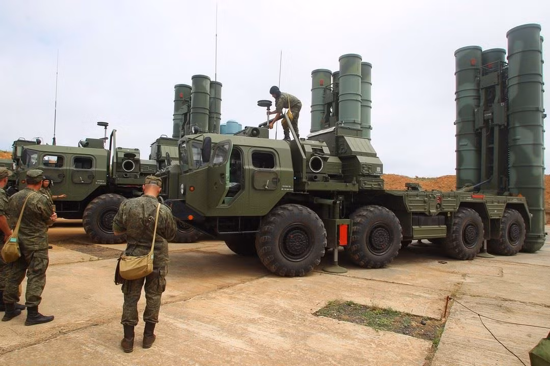 Nếu như S-400 tỏ ra kém cỏi trong tác chiến thực tế, nhiều quốc gia trên thế giới chắc chắn sẽ "ôm hận" vì không những mất rất nhiều tiền mà còn phải đánh đổi rất nhiều "quyền lợi" để có thể tiếp cận được với tổ hợp này. Nguồn ảnh: Rumil.