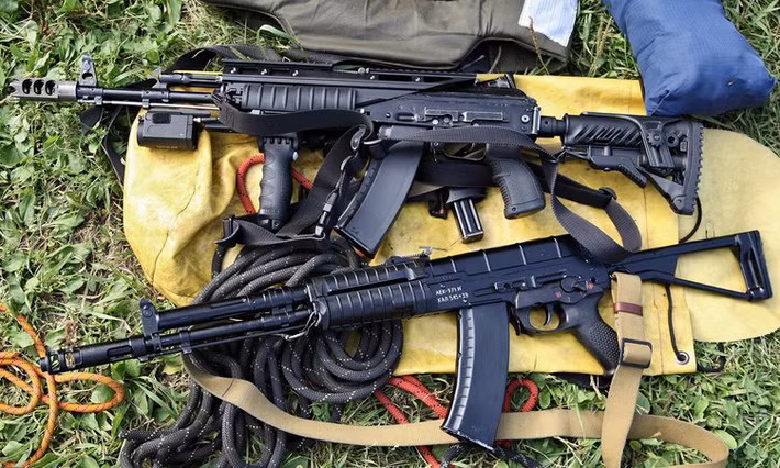 AK-12 có tầm bắn hiệu quả từ 800 mét trở xuống, đặc biệt khẩu súng trường tấn công này có bộ phận nắp hộp khoá nòng được cấu tạo đặc biệt, giúp phần nắp này ổn định, không bị rung lắc khi sử dụng và xạ thủ có thể gắn thêm ngắm trực tiếp lên nắp hộp khoá nòng. Nguồn ảnh: Tube.