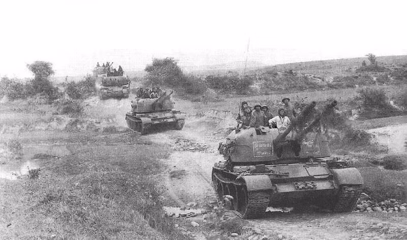 Tuy nhiên ZSU-57-2 chỉ có hai nòng pháo, mỗi nòng có cỡ 57mm. Tuy không thể cung cấp mật độ hoả lực dày đặc như ZSU-23-4, tuy nhiên mỗi viên đạn 57mm của ZSU-57-2 lại có sức công phá khủng khiếp hơn nhiều lần. Nguồn ảnh: TL.