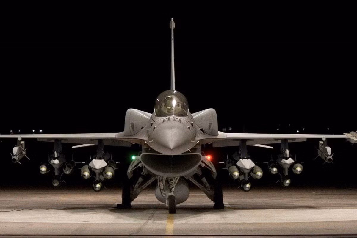 Ngoài khả năng mang tất cả các loại tên lửa, bom tiên tiến nhất, F-16V Viper còn được bổ sung pod ngắm bắn Sniper, nó sẽ tự động phát hiện, theo dõi mục tiêu cũng như cung cấp tọa độ GPS để dẫn đường cho vũ khí tấn công ngoài tầm phòng không điểm.