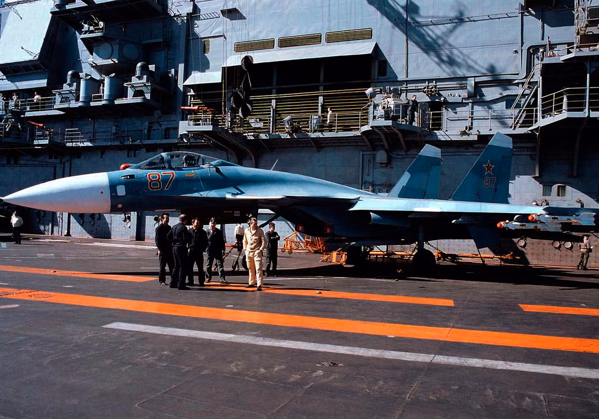 Hiện vẫn chưa rõ Su-33 sẽ được nâng cấp theo hướng nào nhưng nhiều khả năng, chiến đấu cơ đa năng chiếm ưu thế trên không này sẽ được thay thế hệ thống radar mới loại N011B BARS giống với trên chiếc Su-30SM. Nguồn ảnh: Commons.