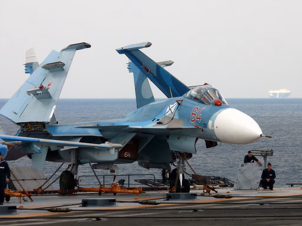 Vấn đề ở đây là, dù nâng cấp Su-33 rất tốn kém nhưng nhiều khả năng trong tương lai, hải quân Nga sẽ không còn bất cứ một tàu sân bay nào trong biên chế của mình. Nguồn ảnh: Commons.