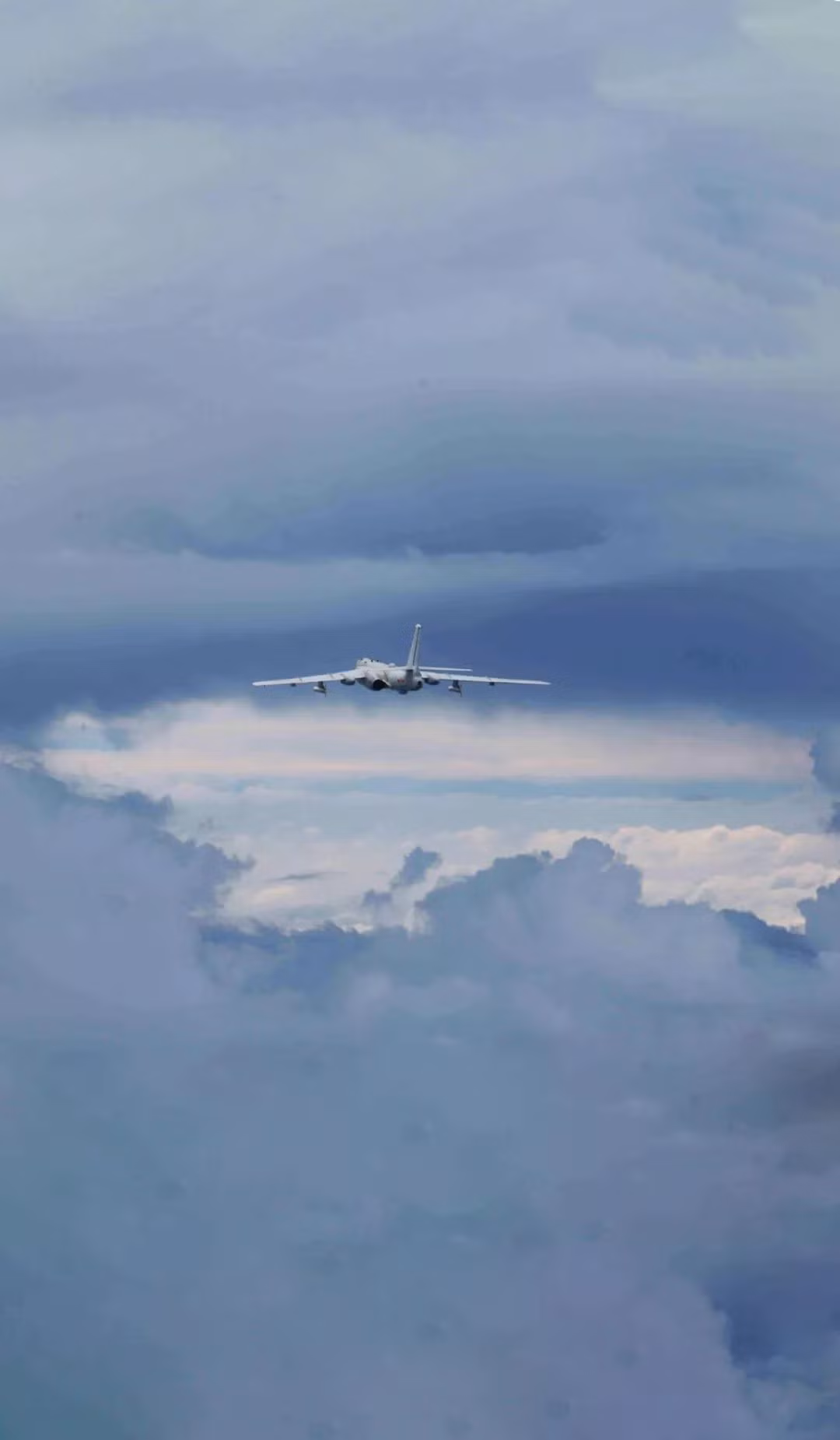 Điểm mạnh duy nhất của H-6 so với các may bay Su-30 của Nga có lẽ là chiếc máy bay ném bom này có tầm bay xa hơn, khả năng mang theo vũ khí cồng kềnh tốt hơn.