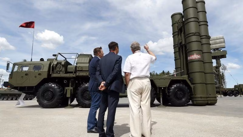 Theo các chuyên gia, với hệ thống phòng không S-400 triển khai sát biên giới Syria, tất cả máy bay và trực thăng Nga tại căn cứ không quân Hmeimim cũng như căn cứ hải quân Tartus, hoặc ở căn cứ mới tại El Kamyshli đều có thể bị bắn trúng.