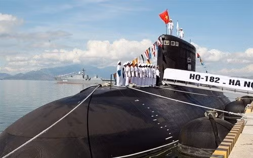 Đặc biệt hơn, trong khi các tàu ngầm khác của Việt Nam đều được đặt tên theo các thành phố biển lớn trên cả nước bao gồm TP HCM, Hải Phòng, Khánh Hoà, Đà Nẵng và Bà Rịa - Vũng Tàu thì tàu ngầm 182 lại mang tên Hà Nội - Thủ đô của nước Cộng hoà Xã hội Chủ nghĩa Việt Nam nhưng lại không hề giáp biển. Nguồn ảnh: TTXVN.