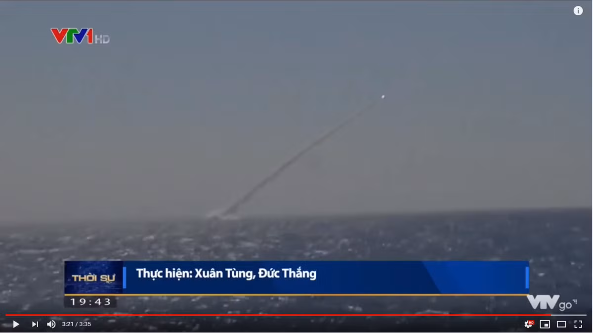 Trong số những tàu ngầm Kilo mà Việt Nam đặt mua, tàu ngầm mang tên Hà Nội là chiếc đặc biệt nhất. Đây là tàu ngầm quy tụ nhiều cái "đầu tiên" nhất của Hải quân Việt Nam. Nguồn ảnh: VTV.