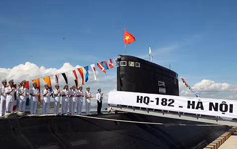 Dù hợp đồng đóng mới các tàu ngầm Kilo cho Việt Nam được ký kết từ năm 2009, tuy nhiên phải tới ngày 28/2/2017 - nghĩa là hơn 8 năm sau khi hợp đồng được ký kết - hai tàu ngầm cuối cùng mang tên Đà Nẵng và Bà Rịa - Vũng Tàu mới được Nga bàn giao nốt cho Việt Nam. Nguồn ảnh: TTXVN.