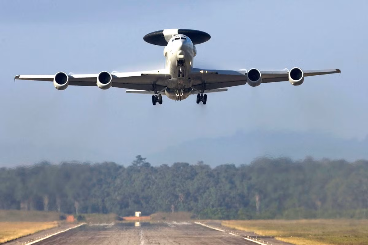 Hiện tại, Quân đội Mỹ vẫn đang phân vân không biết nên cho E-3 Sentry về hưu sớm vào năm 2023 tới đây để tiết kiệm khoảng 5 tỷ USD hay tiếp tục sử dụng loại máy bay này trong tương lai. Nguồn ảnh: BI.