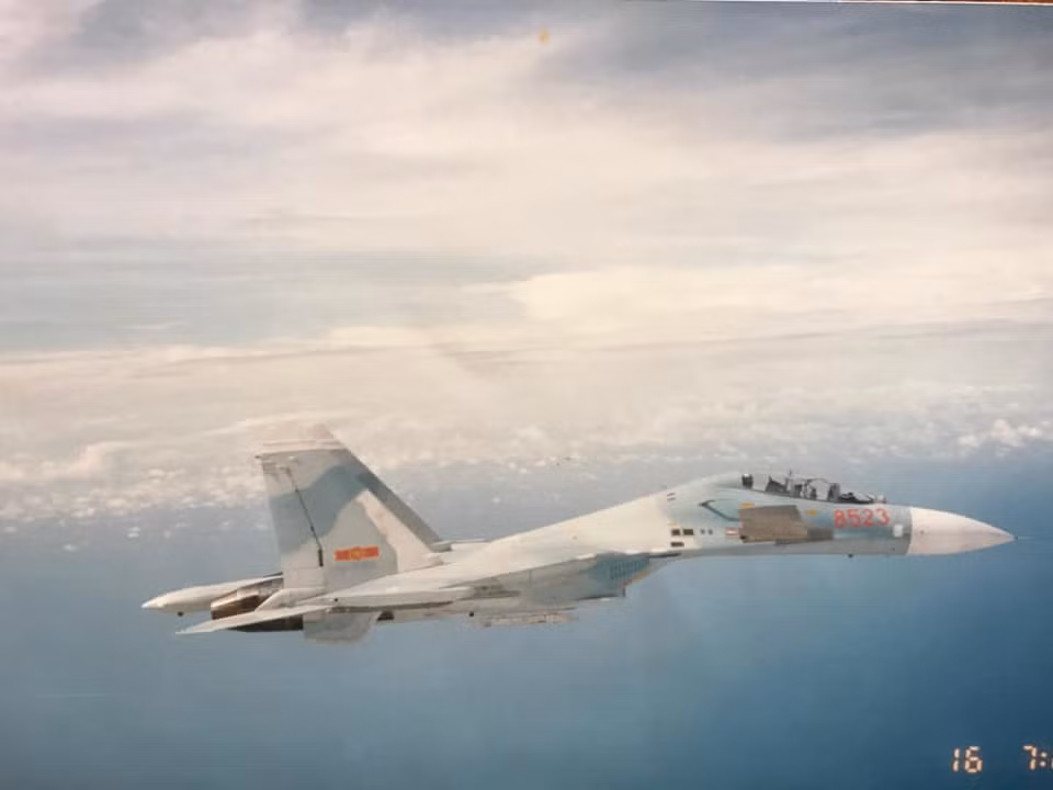 Việc được trang bị những chiến đấu cơ Su-27 cho lực lượng Không quân Việt Nam thời điểm này là điều vô cùng quan trọng vì các chiến đấu cơ của chúng ta khi đó đã rất cũ, các máy bay chiến lợi phẩm từ kháng chiến chống Mỹ cũng đã không còn sử dụng được vì hết niên hạn. Nguồn ảnh: TL.