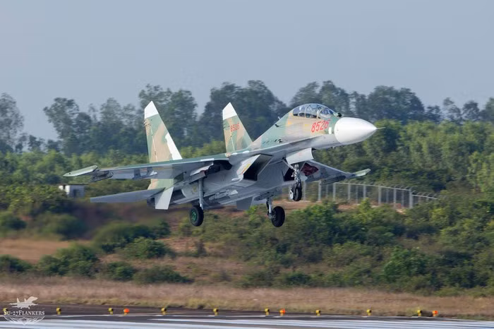 Phiên bản tiêm kích Su-27PU thậm chí còn hiện đại hơn rất nhiều so với các phiên bản tốt nhất của Su-27. Đây được coi là thế hệ đầu tiên của dòng tiêm kích Su-30 được Nga cho ra mắt sau này. Nguồn ảnh: Flanker.