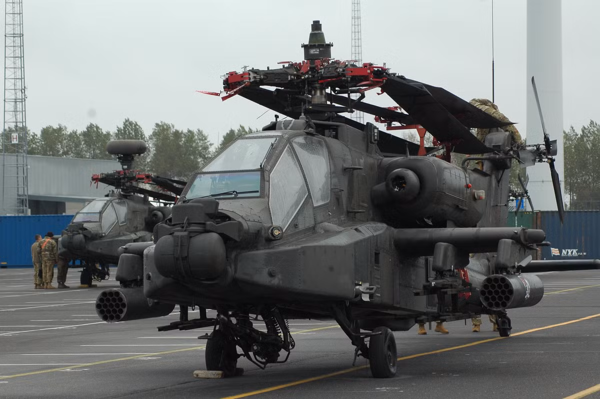 Trực thăng chiến đấu AH-64 được trang bị sẵn hệ thống hai ống phóng pháo phản lực phóng loạt cùng giá gắn tên lửa không đối đất. Nguồn ảnh: Defenceblog.