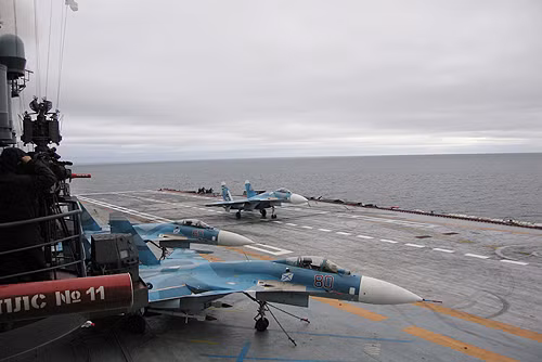 Loại chiến đấu cơ thứ hai của Nga có khả năng cất - hạ cánh từ tàu sân bay là Su-33 - một phiên bản chiến đấu cơ được cải biên từ Su-27, có khả năng mang theo nhiều vũ khí hơn khi cất cánh. Nguồn ảnh: Pinterest.