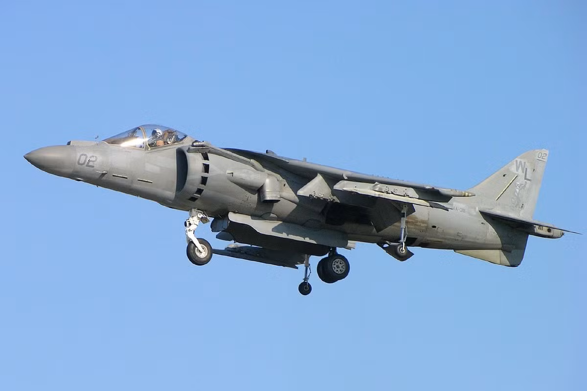 Trước khi F-35B ra đời, Mỹ từng sử dụng số lượng rất lớn chiến đấu cơ AV-8B Harrier - loại chiến đấu cơ có khả năng cất - hạ cánh thẳng đứng từ tàu sân bay hoặc tàu đổ bộ tấn công. Nguồn ảnh: Pinterest.