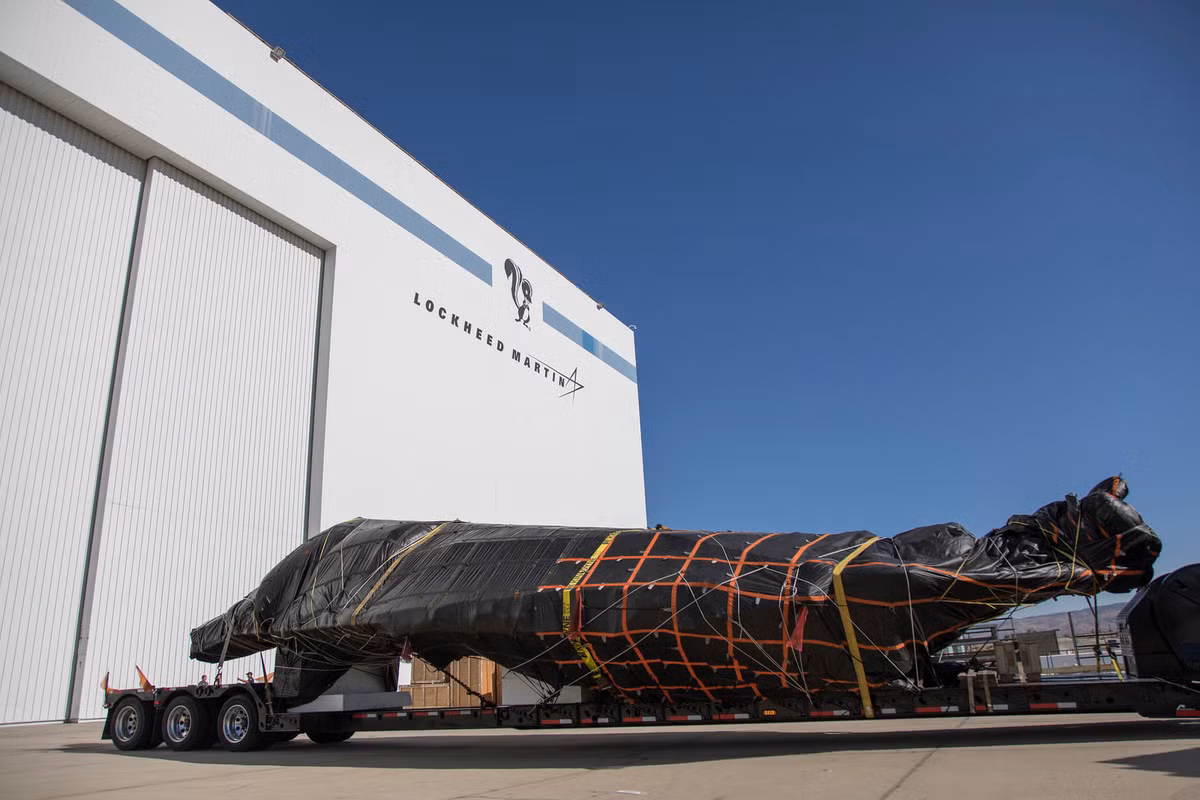 Từ những hình ảnh này có thể thấy, chiếc F-117 Nighthawk sau khi ra khỏi kho chứa với toàn bộ thân, cánh và cánh đuôi bị tháo rời được chuyển thẳng tới nhà lắp ráp máy bay của Lockheed Martin. Nguồn ảnh: Scramble.