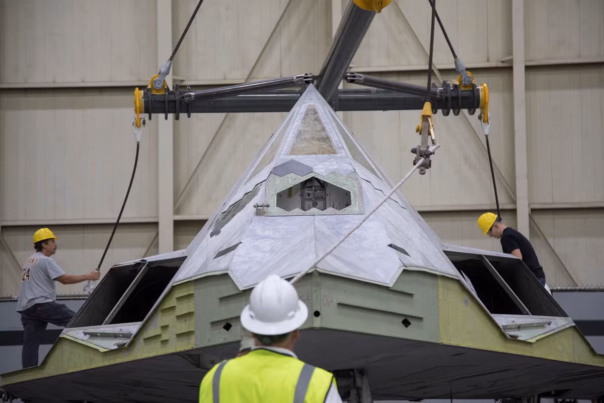 Với những kỹ sư trẻ tuổi của Lockheed Martin, đây có thể là lần đầu tiên họ nhìn thấy siêu phẩm F-117 Nighthawk ngoài đời thật vì nó đã bị cho về hưu từ 11 năm trước. Nguồn ảnh: Scramble.