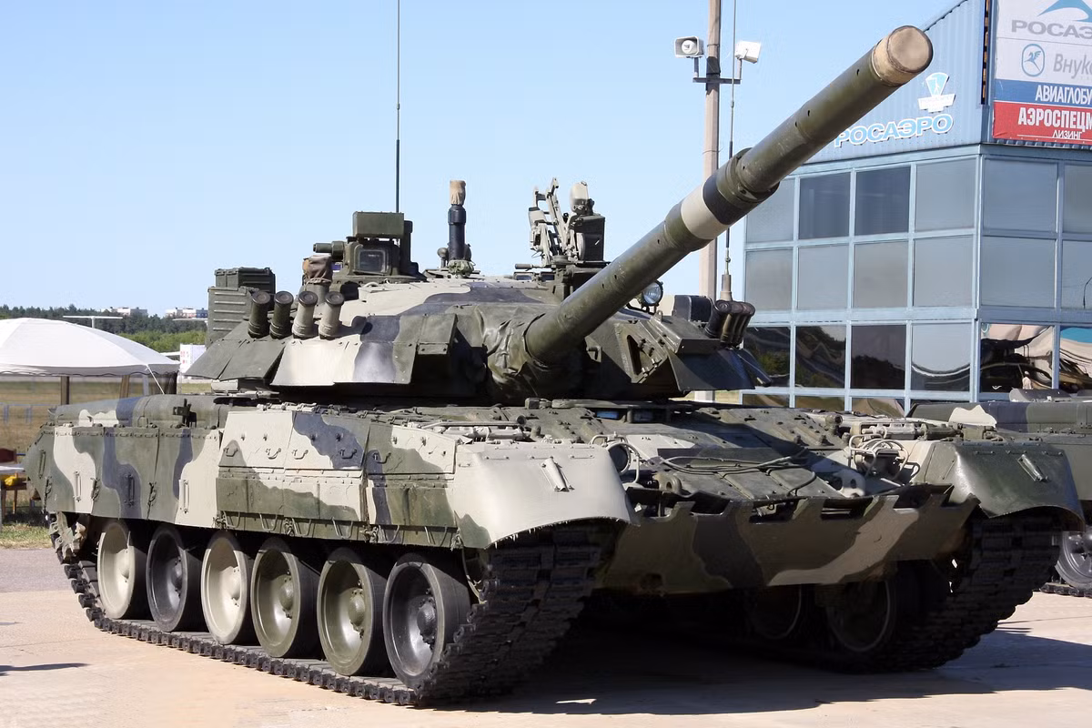 So với các loại xe tăng cùng thời, độ cơ động của T-80 là cực kỳ đáng gớm. Đây là loại xe tăng đầu tiên trong lịch sử được trang bị động cơ tua-bin. Nguồn ảnh: Rumil.