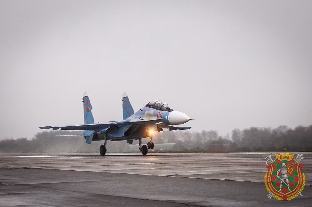 Để đảm bảo khả năng hoạt động vượt tầm lý thuyết, Su-30SM cũng được trang bị khả năng tái nạp nhiên liệu trong khi bay. Nguồn ảnh: Livejournal.