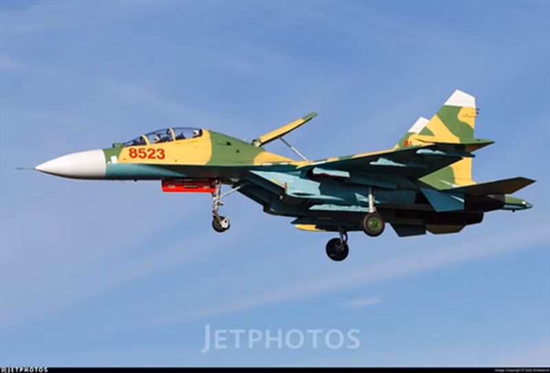 Tổng cộng, Việt Nam đang có 35 máy bay chiến đấu Su-30MK2V chia làm ba Trung đoàn. Nếu đổi hết các tiêm kích Su-27, chúng ta sẽ hoàn toàn có khả năng trang bị thêm một trung đoàn đủ nữa hoặc ít nhất là một lượng máy bay khá lớn để làm dự bị, huấn luyện. Nguồn ảnh: Jetphoto.