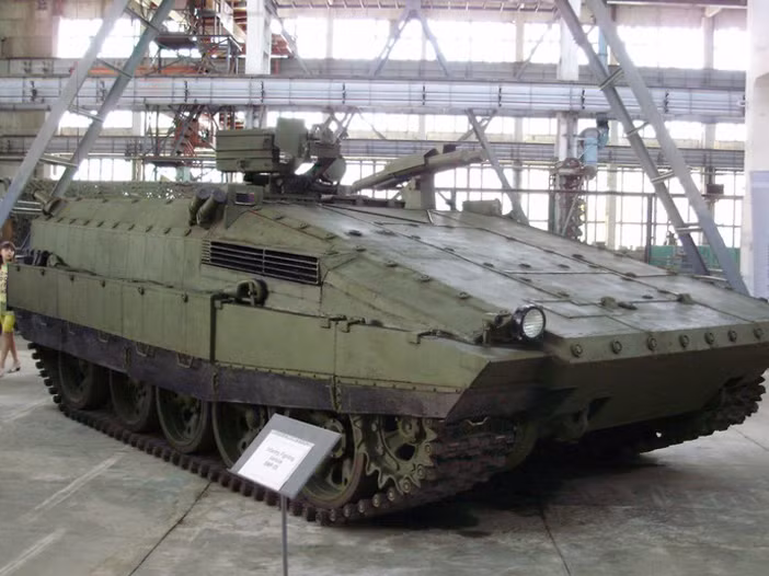 Với kiểu hoán cải theo hướng này, xe tăng T-55 sẽ được tháo hoàn toàn tháp pháo, thay vào đó là đặt lên trên nóc một lớp giáp có độ nghiêng lớn, tăng không gian cho phần khung xe và tăng khả năng "chịu đòn" khi bị tấn công bởi hỏa lực đối phương. Nguồn ảnh: Military.