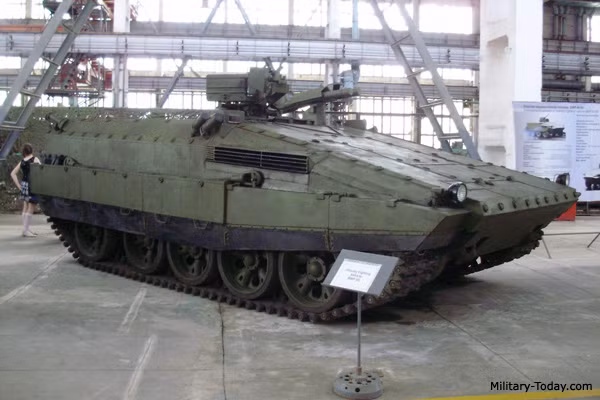 Cụ thể, phiên bản xe chở quân BMP-55 của Ukaine chính là một sản phẩm cải biên từ xe tăng T-55 đáng để Việt Nam học hỏi. Nguồn ảnh: Military.