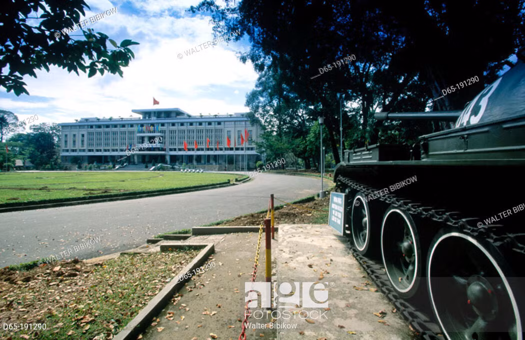 Tuy nhiên tới nay, T-55 đã tỏ ra quá cũ, không còn đủ sức mạnh để hoạt động như loại xe tăng chủ lực trước đây, hoàn toàn không đủ khả năng để đối đầu với các loại xe tăng hiện đại ngày nay. Nguồn ảnh: AGE.