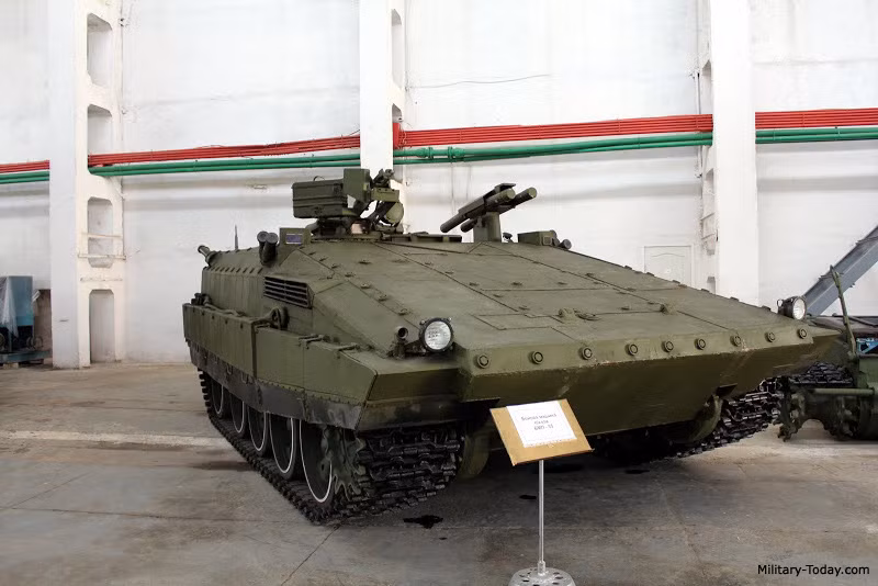 Vấn đề hỏa lực kém, giáp kém của T-55 so với các loại xe tăng hiện đại sẽ được xóa bỏ hoàn toàn khi trọng trách của BMP-55 không còn là chiến đấu như xe tăng mà chỉ là "taxi chiến trường" - làm nhiệm vụ chở quân. Nguồn ảnh: Military.