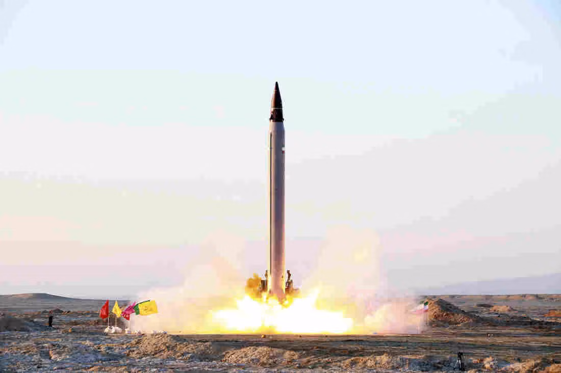 Tới giữa thập niên 2000, Iran đã đạt được bước tiến cực lớn khi cho ra đời tên lửa Ghadr-110 - loại tên lửa tầm trung có tầm bắn từ 1800 tới 2000 km khiến cả thế giới phải sững sờ. Nguồn ảnh: AP.