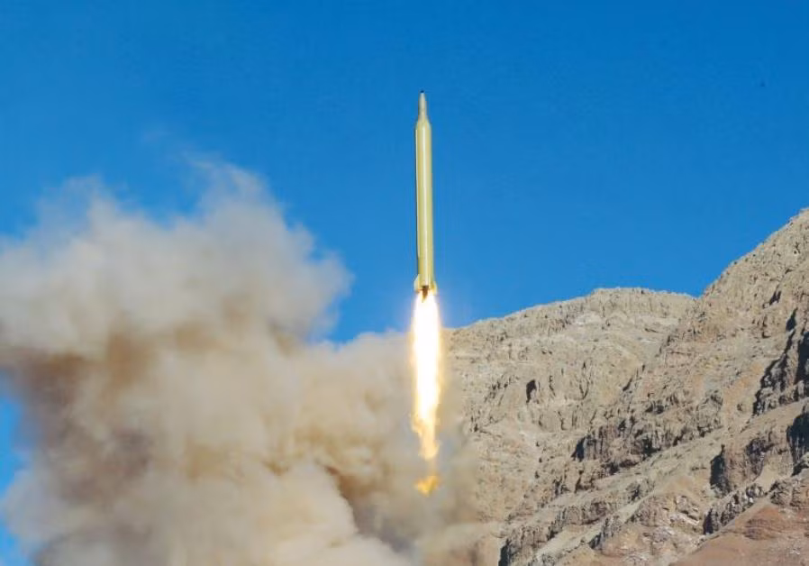 Nền móng này được gây dựng nên là bởi chính quyền trước Cách mạng Hồi giáo của Iran rất thân với Mỹ. Việc Iran được Mỹ cho phép tiếp cận với những công nghệ tên lửa là điều hoàn toàn dễ hiểu trong thời điểm này. Nguồn ảnh: AP.