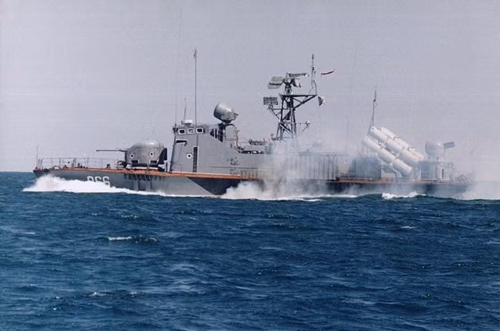 Điểm mạnh của Kh-35 để khiến nó có thể được sử dụng hàng loạt, phóng một lúc hàng chục quả vào cùng một mục tiêu đó là vì Kh-35 có giá rất rẻ - chỉ khoảng 500.000 USD mỗi quả. Thậm chí còn rẻ hơn nữa nếu mua với... số lượng lớn. Nguồn ảnh: Báo Hải Quân
