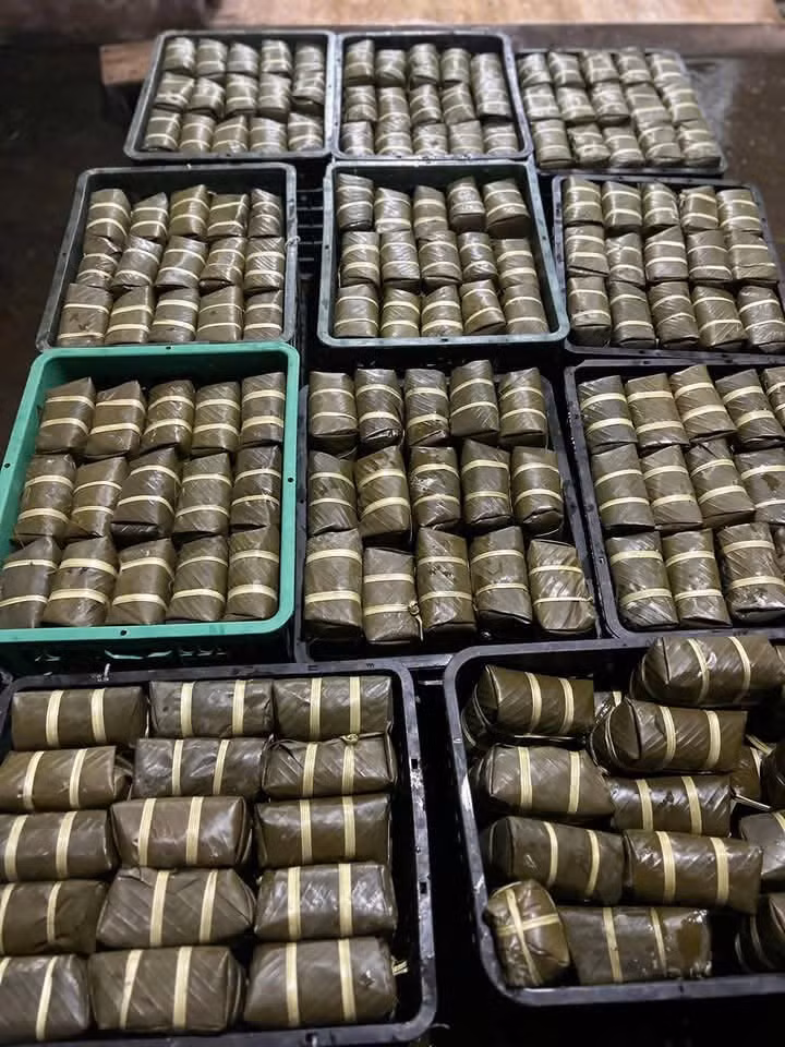 Lang nghe banh chung lon nhat Nghe An hoi ha vao vu Tet-Hinh-9