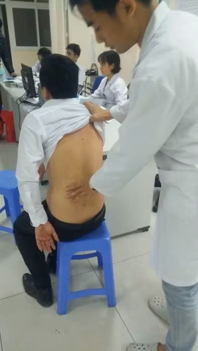 Nhân viên Isuzu Long Biên bị tố bán xe đểu, hành hung khách? - Hình 2 Nhan vien Isuzu Long Bien bi to ban xe deu, hanh hung khach?-Hinh-2