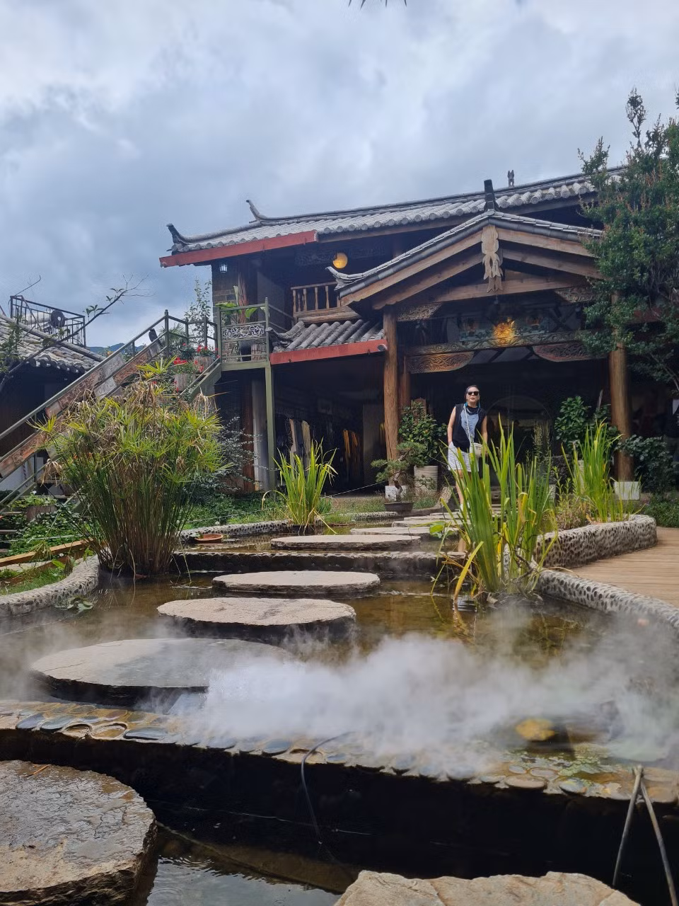 Thúc Hà cổ trấn còn được biết đến với cái tên Long Tuyền trấn có nghĩa là ngôi làng có con suối Rồng. Bởi ở đây có hồ nước sâu mang tên Long Hồ rất linh thiêng, được người dân địa phương đến để thờ phụng. Giống như Lệ Giang cổ trấn, ở Thúc Hà có hệ thống sông, suối dày đặc chảy dọc trong các ngõ.