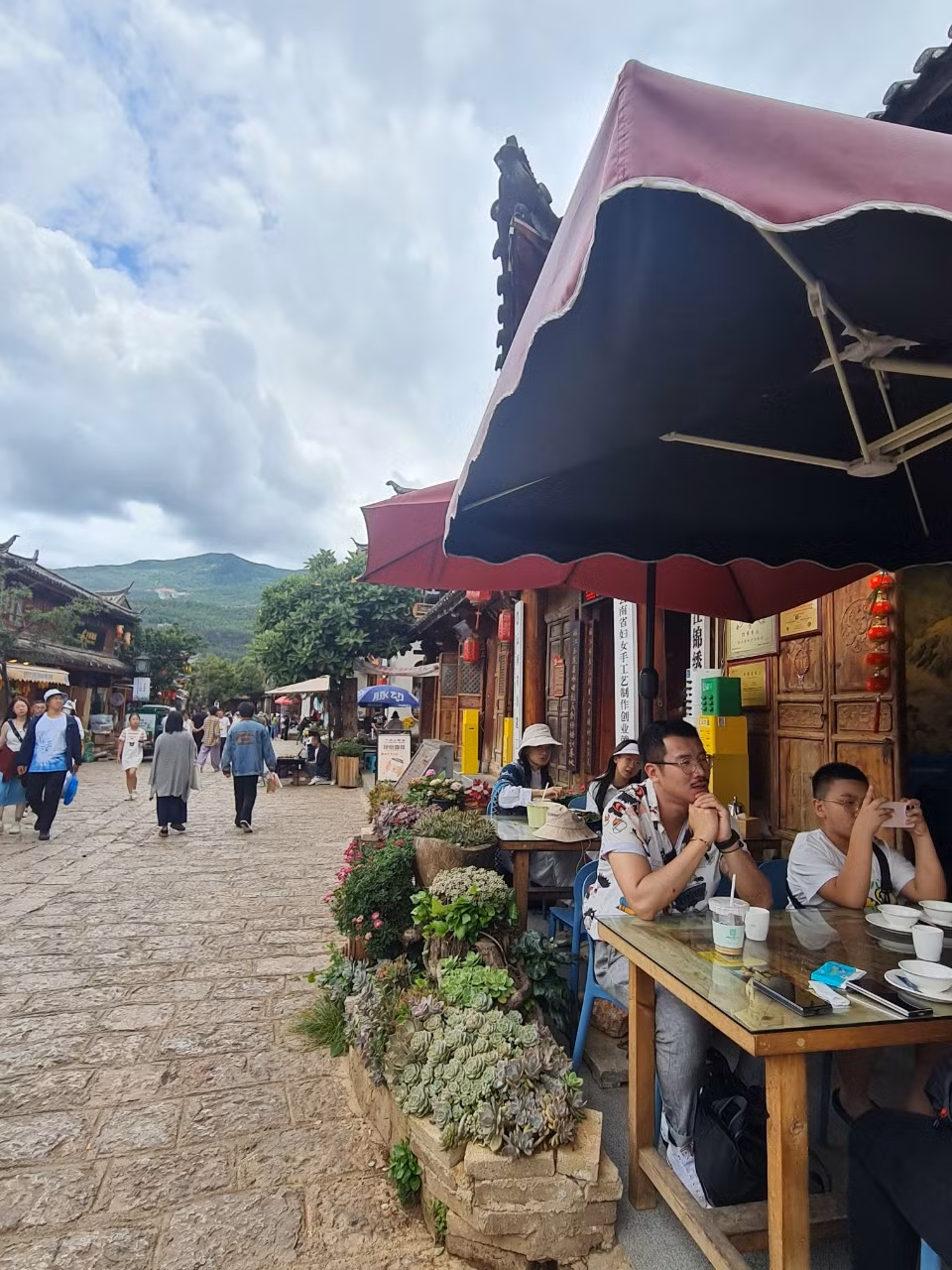 Không chỉ là nơi sinh sống của người dân tộc Nạp Tây, Thúc Hà cổ trấn còn là nơi giao thương của người Trung Hoa và Tây Tạng. Do đó, văn hóa ở đây khá đa dạng nhưng vẫn giữ được những nét đặc trưng riêng.