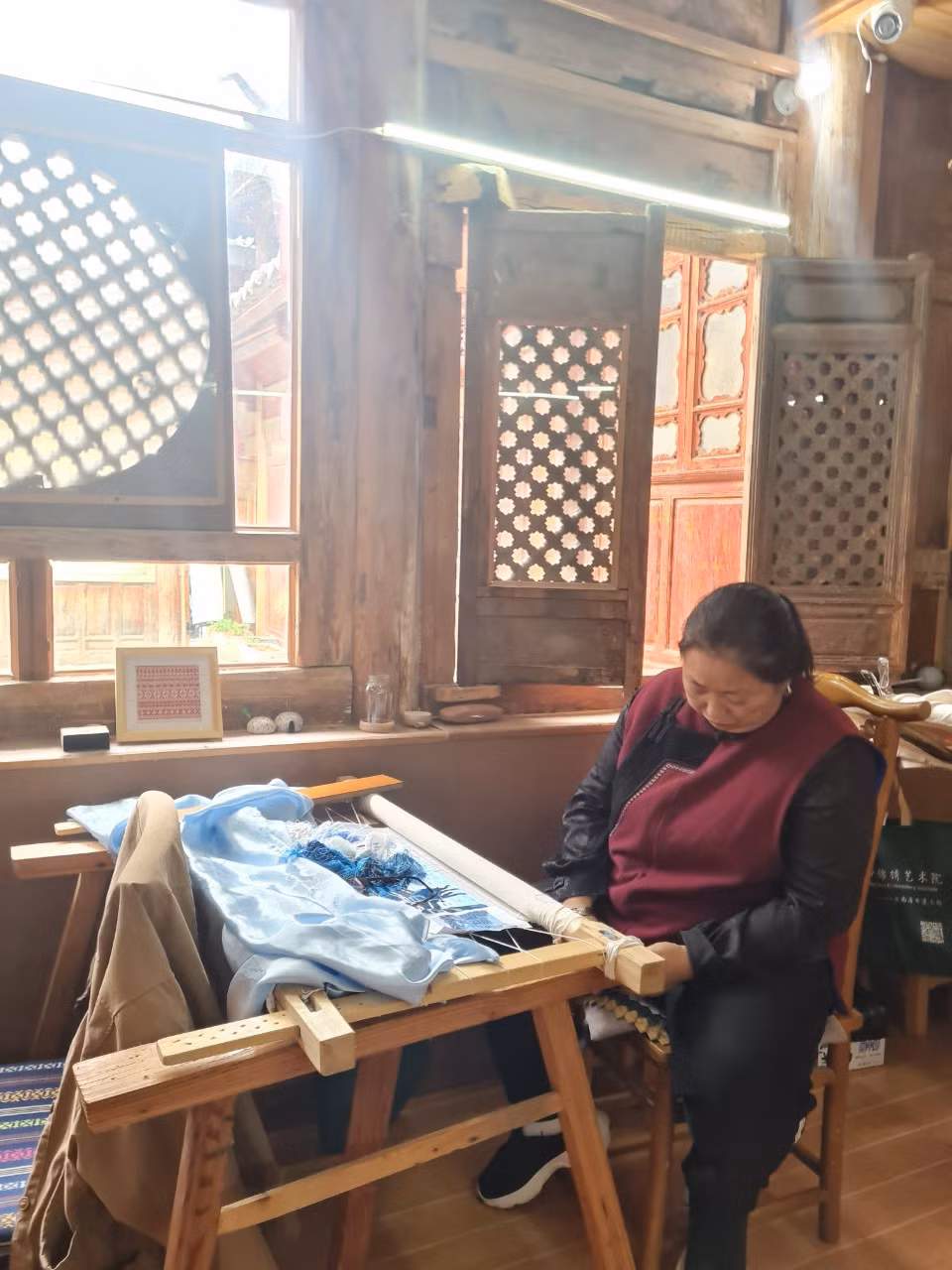 Người dân tộc Nạp Tây luôn giữ gìn và truyền nối nghề thủ công mỹ nghệ từ thế hệ này qua thế hệ khác, tôn thờ những người đã sáng lập ra nó. Trong ảnh là một nghệ nhân trước khung dệt vải.