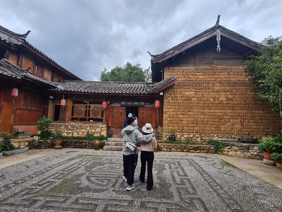 Những mái nhà cổ kính cùng nền văn hóa đa dạng, cảnh sắc tươi đẹp đã làm làm nên sức hấp dẫn của Thúc Hà cổ trấn, thu hút khách du lịch.