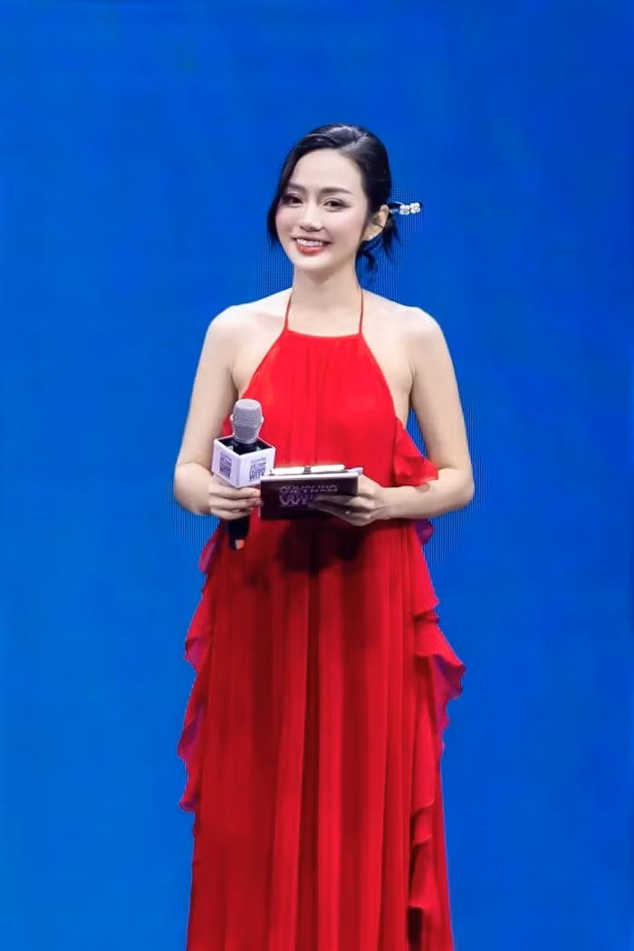 Nu MC song ngu gay sot mang xa hoi-Hinh-2