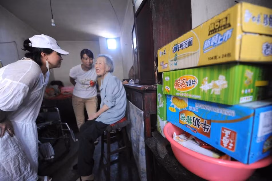 Ngày qua ngày, bà Vân Nhi vẫn năn nỉ những người tốt bụng tìm hai cô con gái nuôi bất hiếu của bà, để họ đoạn tuyệt quan hệ thân thích, để bà được vào viện dưỡng lão sống nốt những ngày còn lại. Hy vọng hai người con gái nuôi vô lương tâm, bất hiếu tên Chân Chân và Tú Tú có thấy được tin tức, nếu còn chút lương tâm thì hãy quay về đoạn tuyệt quan hệ với mẹ già đau yếu, để bà được vào viện dưỡng lão. 