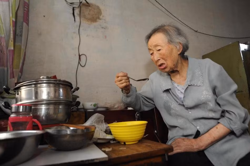 Hai con gái lấy chồng sinh con, ông bà lại tiếp tục trông cháu cho họ. Nhìn các con có cuộc sống ổn định, ông bà đều cho rằng sau này sẽ được an nhàn, được các con báo hiếu, chăm sóc lại. Thời gian dài khổ cực thực sự không uổng phí.