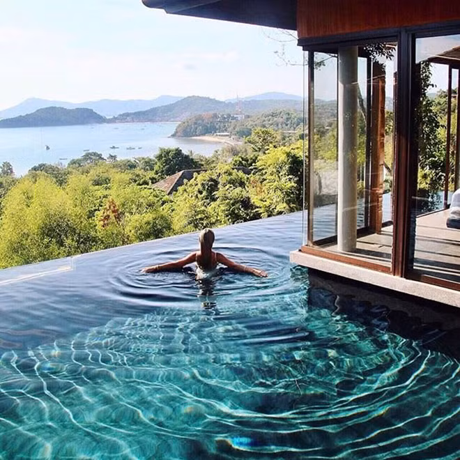 “Là một phụ nữ tóc vàng, bạn luôn bị đánh giá thấp. Mọi người nghĩ rằng bạn không tốt bằng nam giới, nên tại trường đào tạo phi công, tôi gặp rất nhiều vấn đề. Những người hướng dẫn và các học viên khác đôi khi nghĩ tôi không đủ khả năng điều khiển máy bay”, Madeleine cho biết.