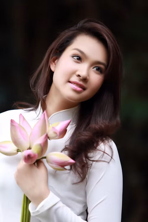 Vương Thu Phương 12. Hạ Vi Một người đẹp Hải Phòng khác cũng gây chú ý bời nhan sắc xinh đẹp là Hạ Vi. Nữ diễn viên từng có chuyện tình ổn ào với đại gia Cường Đô la. Với vẻ đẹp đậm chất Á Đông mỹ nữ còn tham gia làm người mẫu ảnh và là gương mặt đại diện cho các nhãn hàng thời trang.