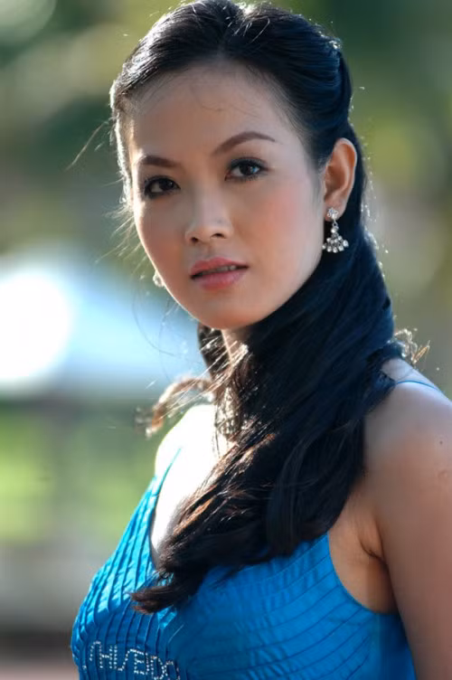 Vũ Minh Thúy. 8. Nguyễn Ngọc Oanh - Á hậu 2 Hoa hậu Việt Nam 2000 Ngọc Oanh đăng quang ngôi vị á hậu 2 của cuộc thi Hoa hậu Việt Nam 2000 khi đang là sinh viên của tường Đại học sư phạm Hải phòng. Người đẹp còn là một doanh nhân thành đạt khi làm chủ một công ty truyền thông cùng với anh trai mình.