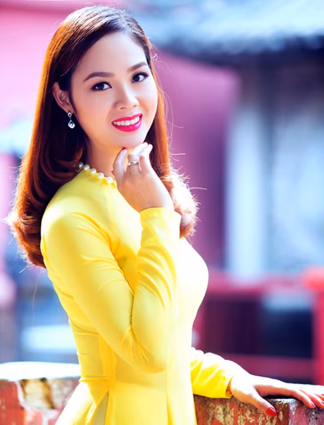 Nhan sắc xinh đẹp của hoa hậu Mai Phương. 4. Nguyễn Thị Huyền - Hoa hậu Việt Nam 2004 Một người đẹp khác của đất Cảng cũng lên ngôi hoa hậu là Nguyễn Thị Huyền. Người đẹp sinh năm 1985 đã xuất sắc giành vương miện trong cuộc thi Hoa hậu Việt Nam 2004 khi đang là sinh viên năm nhất của Phân viện báo chí và tuyên truyền.Trước đó, năm 2001, Nguyễn Thị Huyền đoạt giải Á hậu 1 cuộc thi Hoa hậu Thể thao Việt Nam tổ chức tại Vũng Tàu. Sau khi đăng quang Hoa hậu, cô đại diện cho Việt Nam tham dự cuộc thi Hoa hậu Thế giới (Miss World) tại Trung Quốc và lọt vào top 15. Thay vì hoạt động showbiz, chân dài đã quyết định đi du học tại Anh và quay về lập gia đình.