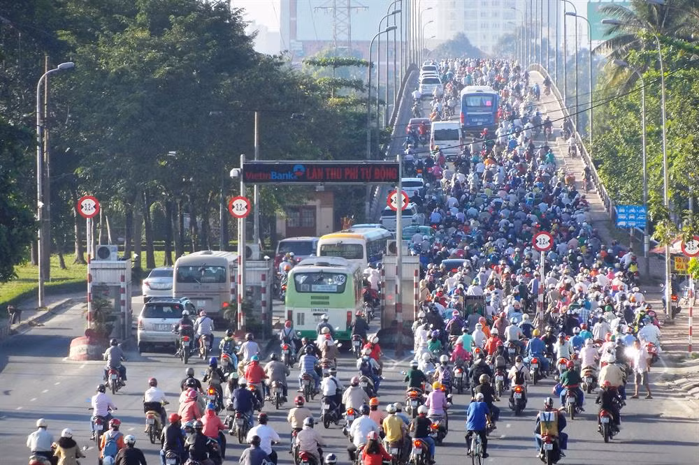 Những chốt kiểm soát vé chiếm nhiều diện tích trên làn đường gây cản trở giao thông.