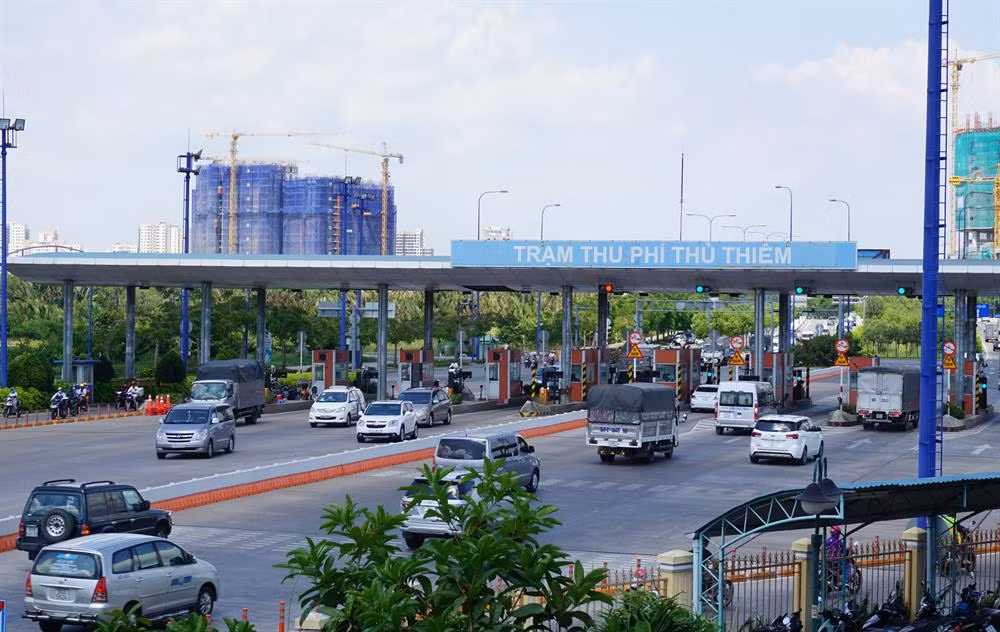 Trạm thu phí Thủ Thiêm ở đầu hầm vượt sông Sài Gòn (quận 2) được xây dựng năm 2011. Trạm thu phí được đặt tại đầu hầm phía quận 2, cách cửa hầm 340 mét, phục vụ tổ chức thu phí cho cả hai chiều lưu thông qua hầm với 10 làn thu phí.