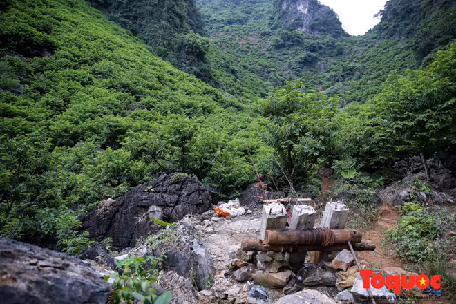 Cuối buổi thu hoạch, các chủ vườn sẽ tập kết na tại các trạm ròng rọc để vận chuyển na xuống dưới. Trước khi có hệ thống ròng rọc này người dân phải gánh từng gánh na nặng chừng 40kg qua nhiều cây số đường núi lởm chởm, vô cùng vất vả. Còn giờ đây, trung bình chỉ mất từ 1 đến 2 phút là cả giỏ na nặng 20 đến 30 kg sẽ được đưa xuống.